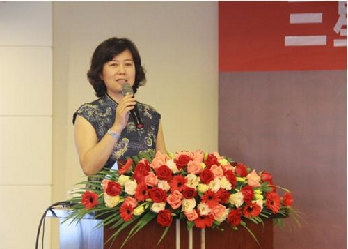 会议由副总经理邓虹主持 会议由副总经理邓虹主持